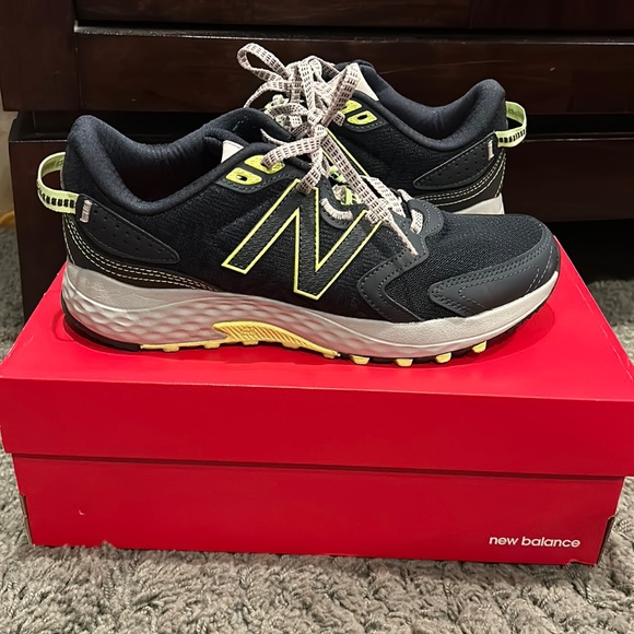 New Balance Women’s Wide Width Running Sneaker, Like New!! - Picture 1 of 6